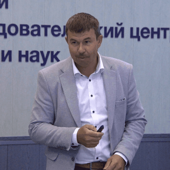Андрей Леонидович Ронжин рассказывает историю СПБ ФИЦ РАН во время посещение Н. В. Княгинина и группы НТР