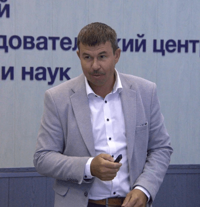 Андрей Леонидович Ронжин рассказывает историю СПБ ФИЦ РАН во время посещения Н.В. Княгинина и группы НТР (2).png
