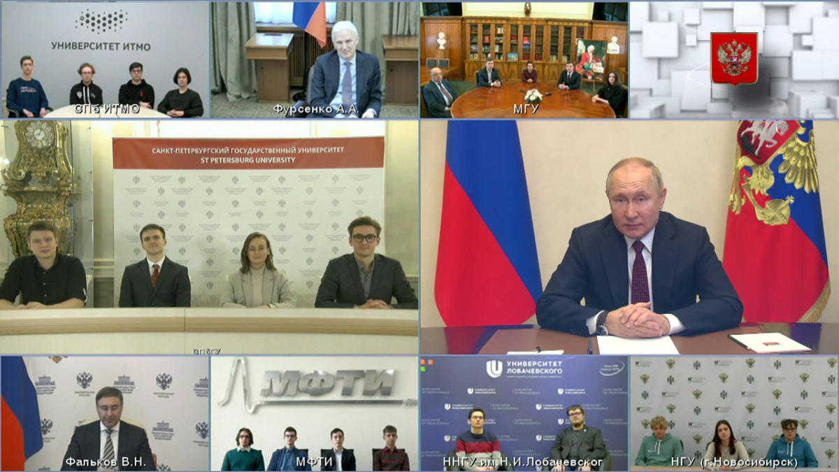 В.В. Путин общается с представителями студентов СПбГУ